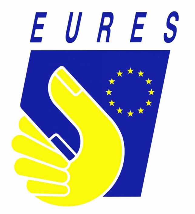 Logo EURES przedstawia duży żółty kształt dłoni na niebieskim tle. Nad grafiką widnieje napis „EURES”, a po prawej stronie umieszczono symbol Unii Europejskiej z dwunastoma żółtymi gwiazdami ułożonymi w okrąg. Logo reprezentuje Europejską Sieć Służb Zatrudnienia.